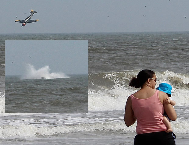 Wanita Ini Ini tidak Sadar Ada Pesawat Nyemplung 